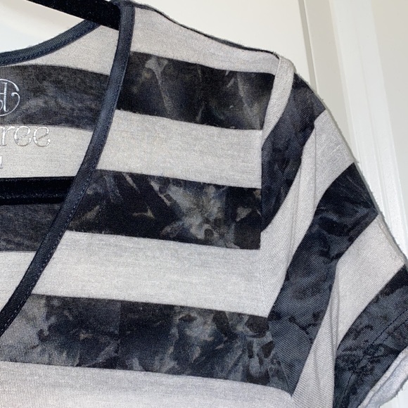 Decree Medium V-Neck Black & White Wide Stripe High Low Hemmed Tee. Gently Loved - Picture 4 of 5